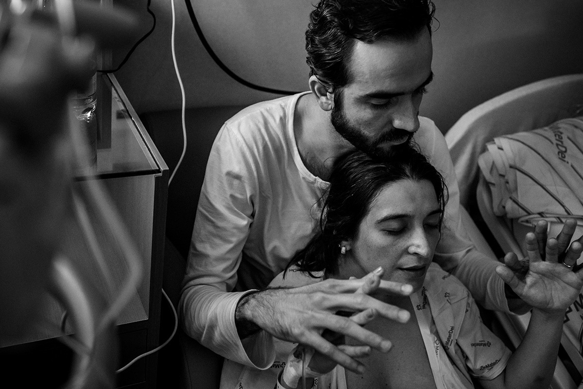 casal em momento de cumplicidade durante o trabalho de parto realizado com assistência humanizada, por Adriana Costa