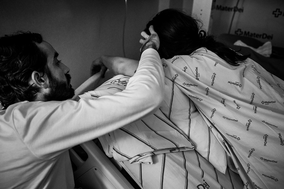 marido faz carinho na sua esposa durante o trabalho de parto