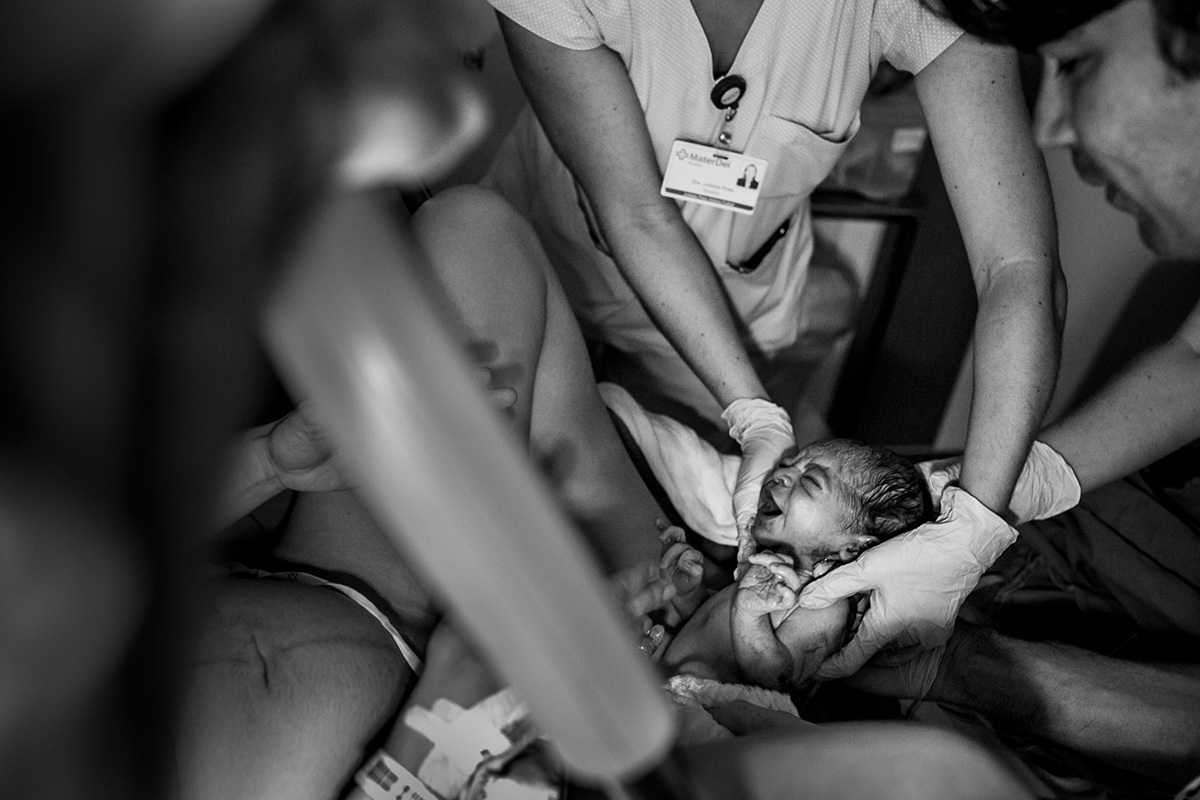 bebê no momento de nascer