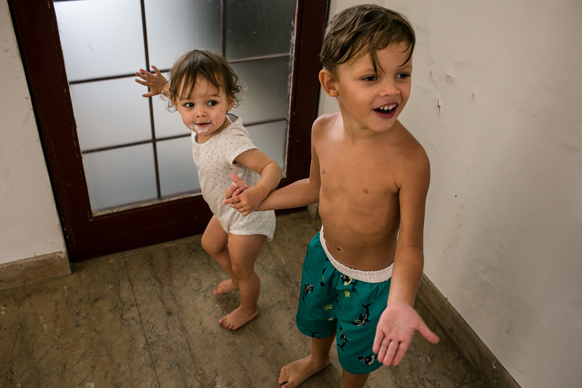 foto de Adriana Costa da menina chamando o primo para abrir a porta para ela