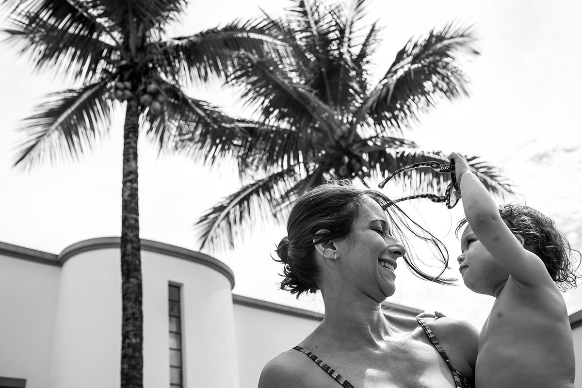 menina de 1 ano brinca de tirar os óculos de sua mãe, por Adriana Costa