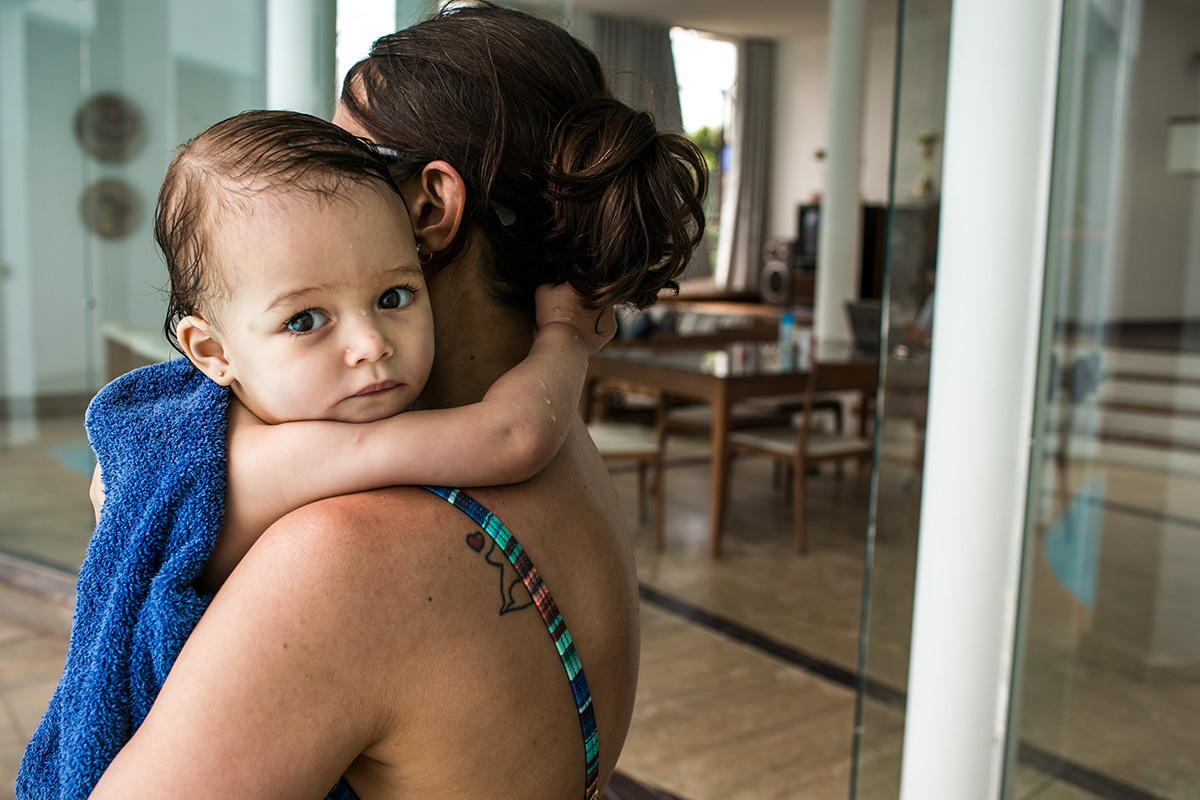 menina abraça sua mãe ao sair da piscina