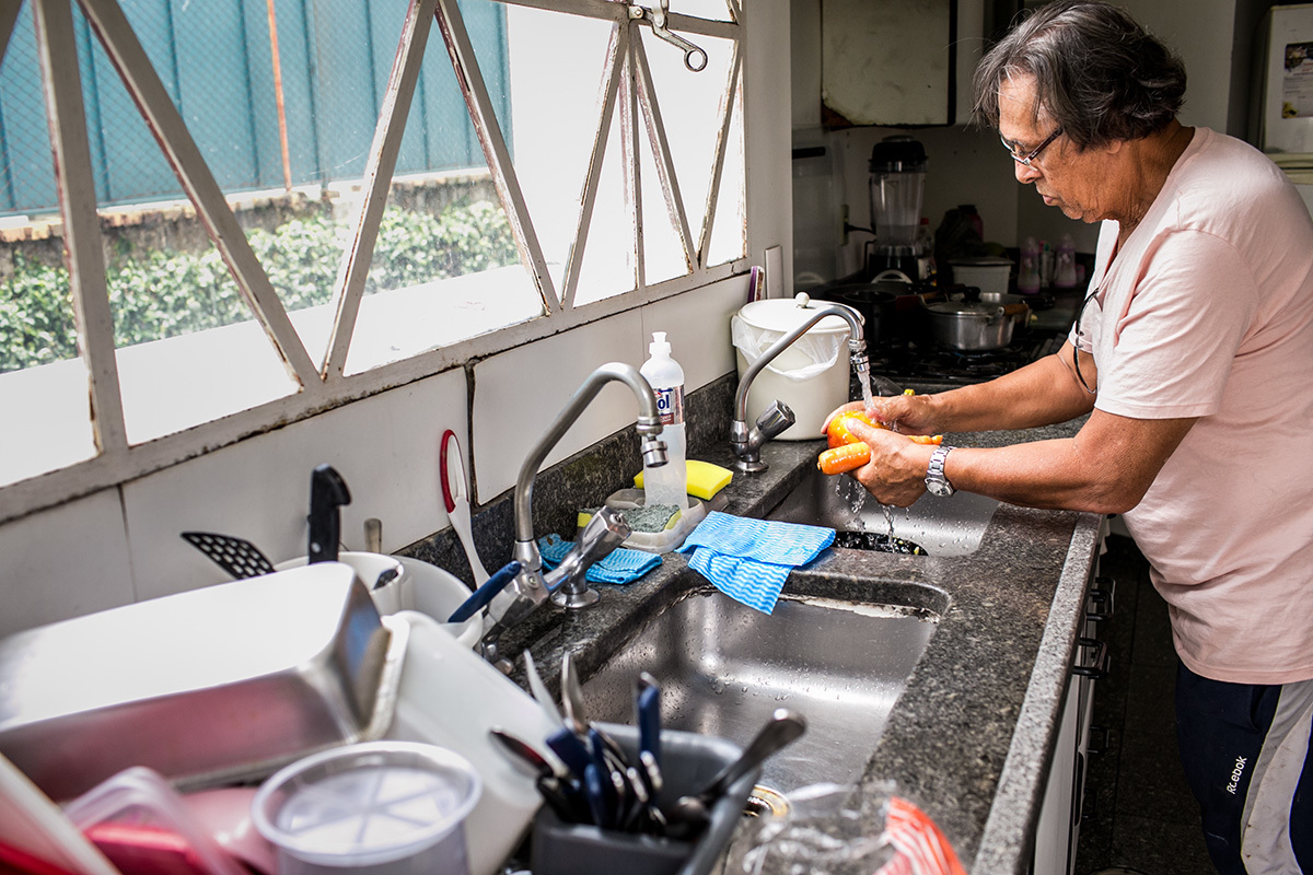 avô prepara o almoço para a família