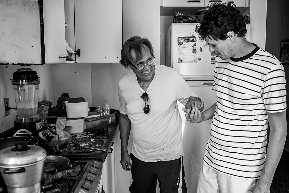 pai e filho se divertem na cozinha