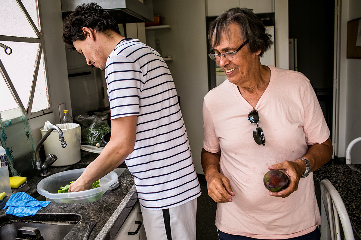 pai e filho preparam o almoço da família em um dia de férias