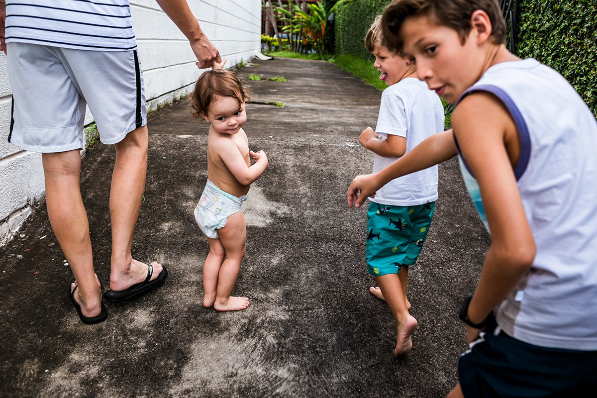 crianças correm no quintal da casa