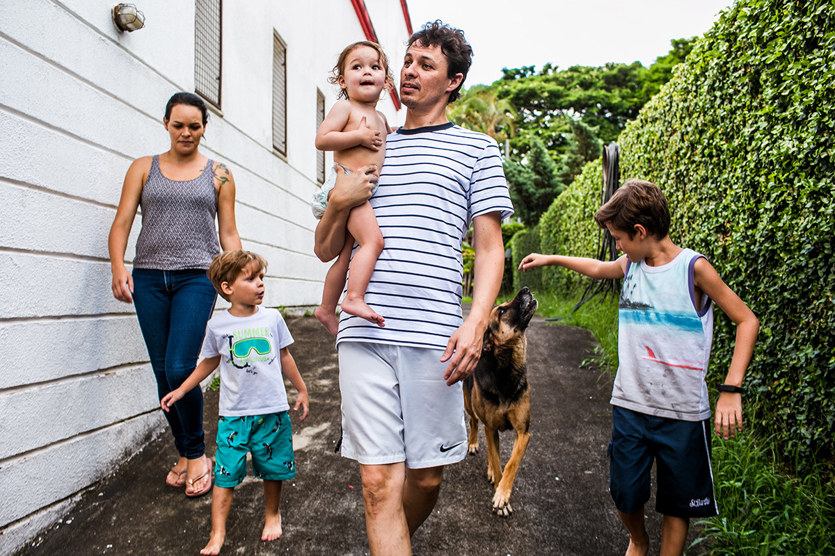 família anda no quintal da casa com o cachorro, por Adriana Costa