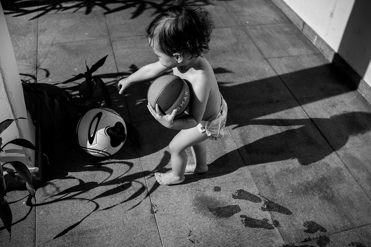 menina corre atrás da bola e deixa suas pegadas no chão