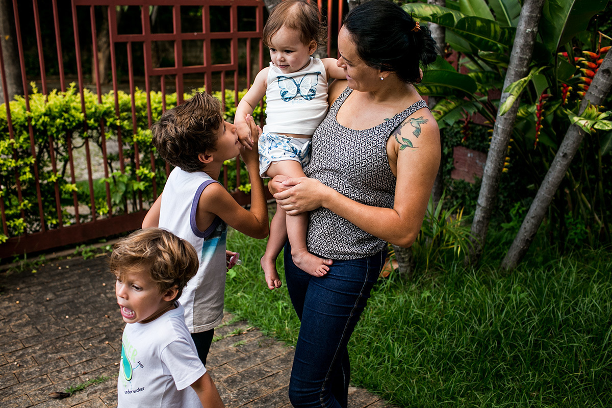 primos brincam no quintal da casa