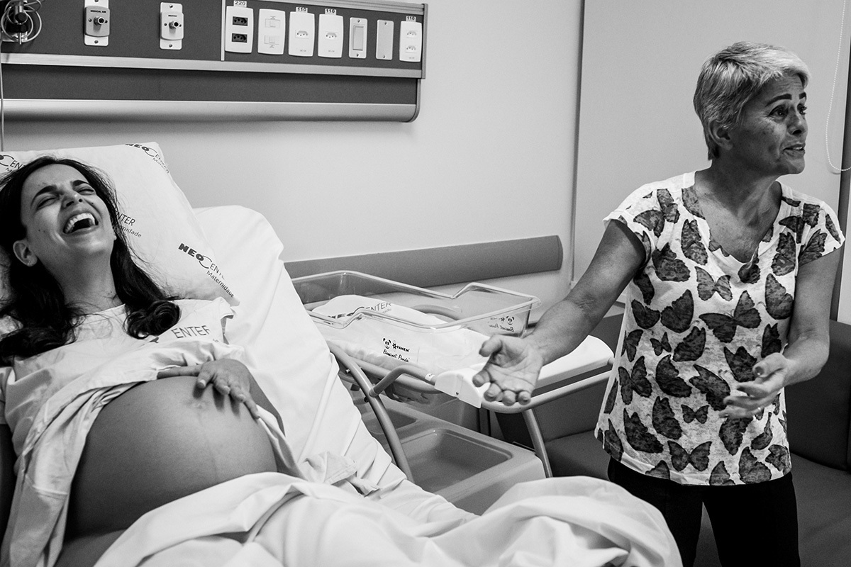 mãe e filha brincam alegres na maternidade durante o trabalho de parto, por adrianacostafotos