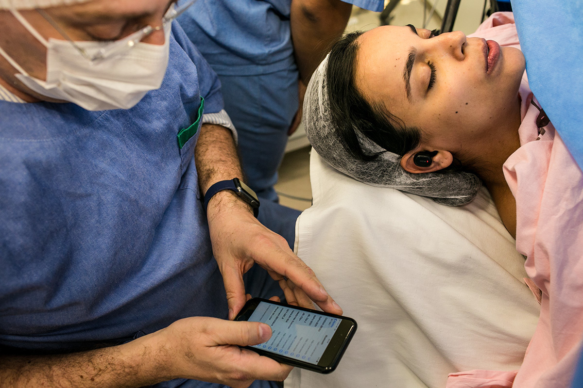 marido coloca música para a esposa ouvir durante a cesárea, por Adriana Costa