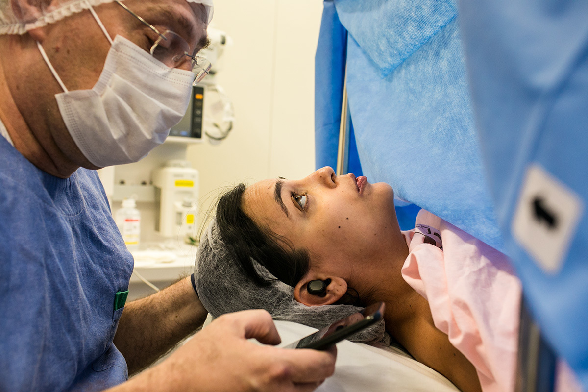 casal se interage durante a cesárea