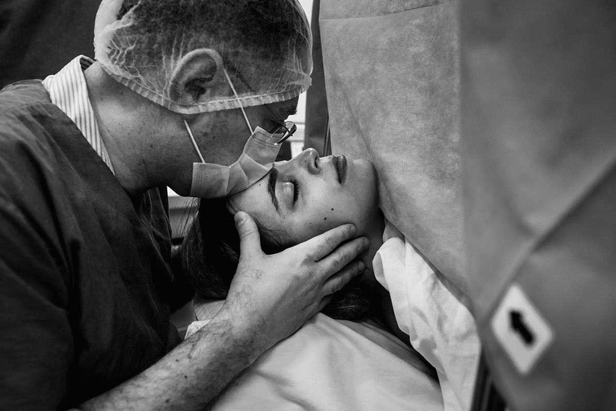 Adriana Costa documentou o carinho do marido com a esposa durante a cesárea