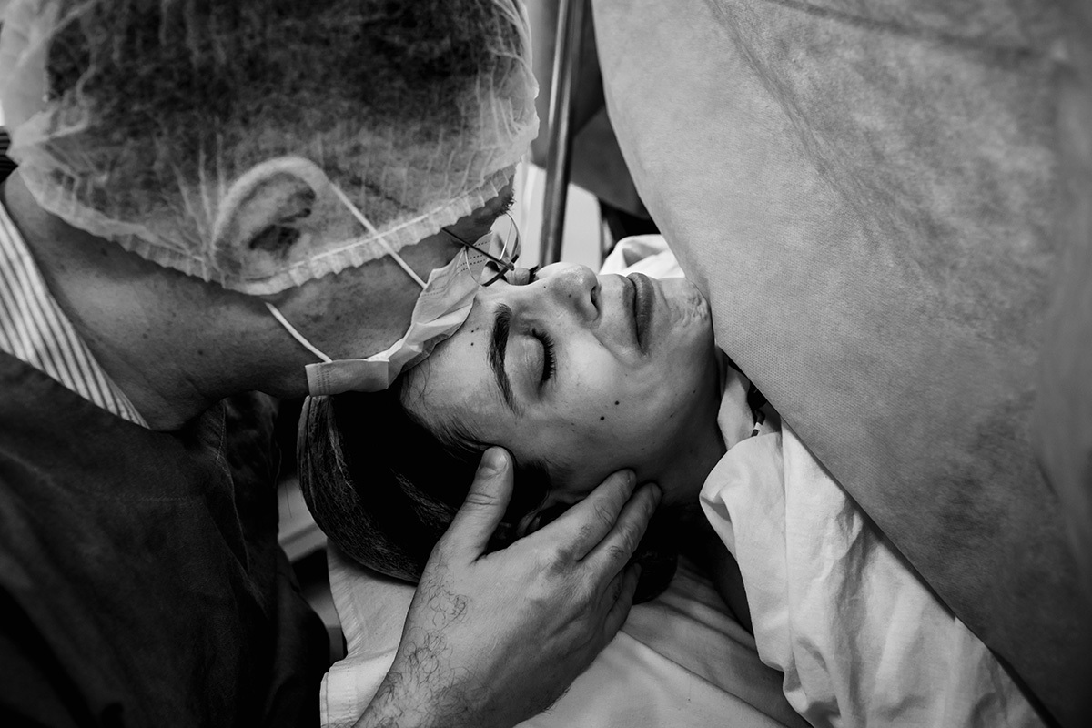 casal se emociona com o nascimento de sua filha, em foto de Adriana Costa