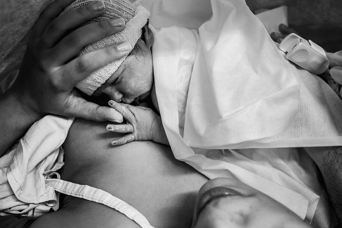 bebê vai direto para o colo da mãe após cesárea, por Adriana Costa