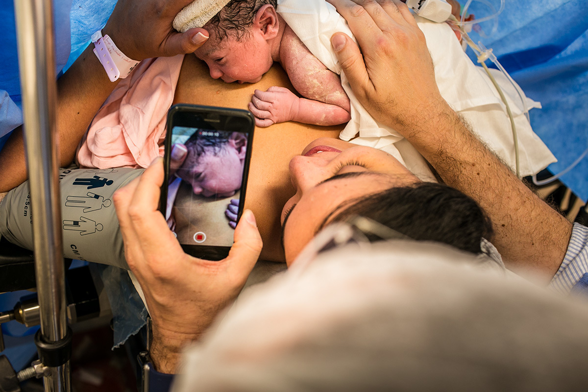pais tiram foto de sua bebê após cesárea
