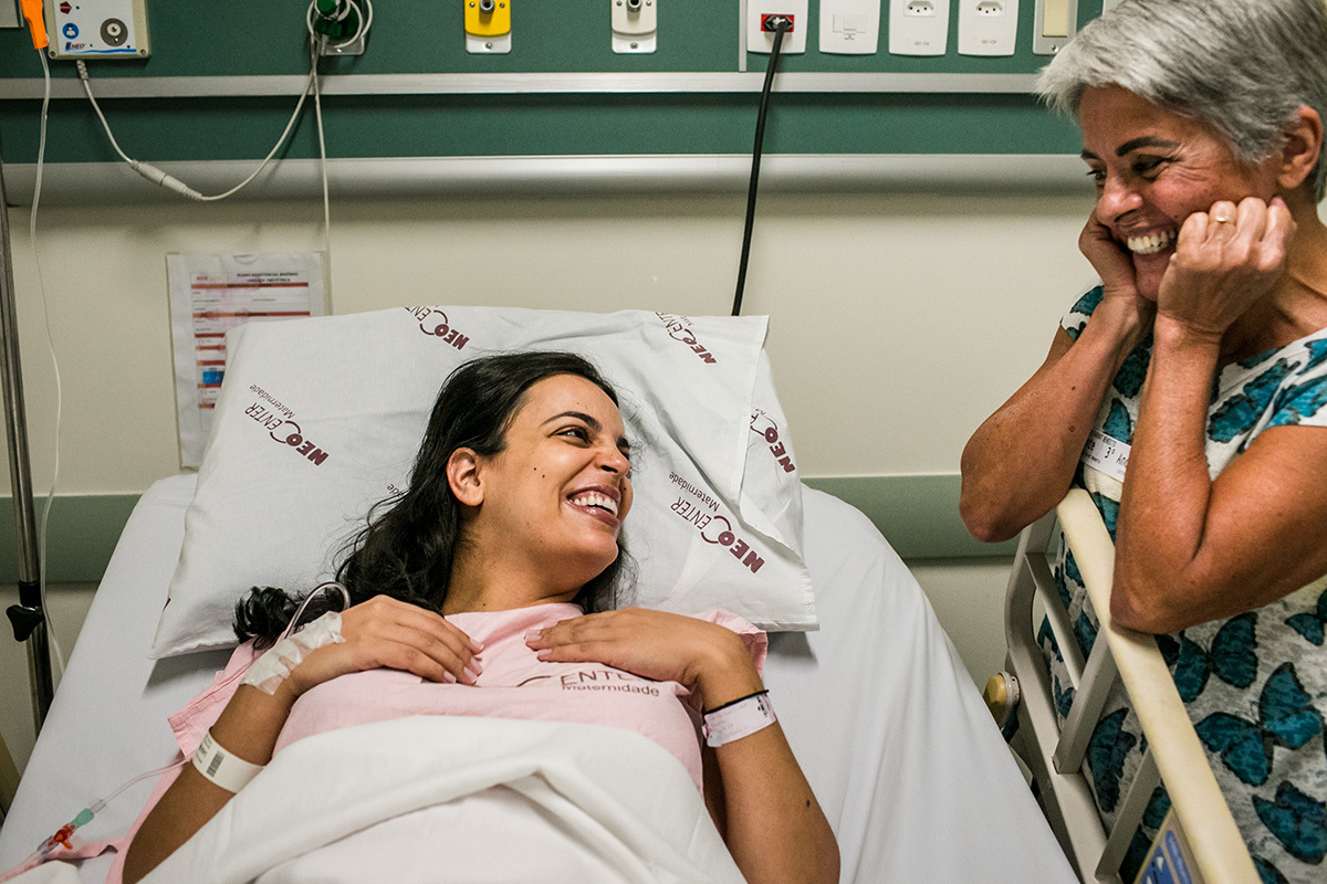 Avô na maternidade Neocenter emocionada com sua filha que acabou ter ter sua bebê, em foto de Adriana Costa