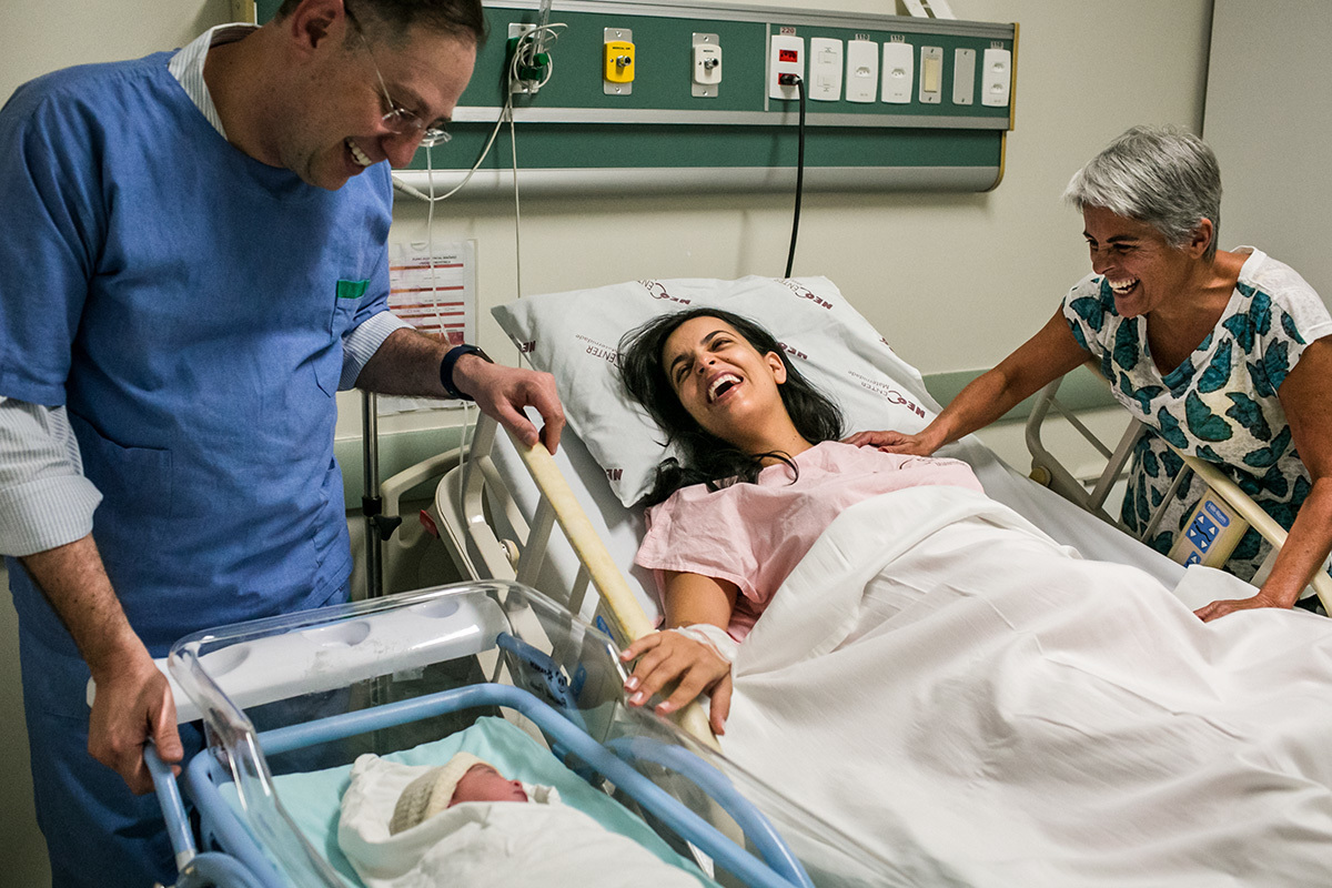 Foto de Adriana Costa da família feliz e emocionada com sua filha que acabou de nascer