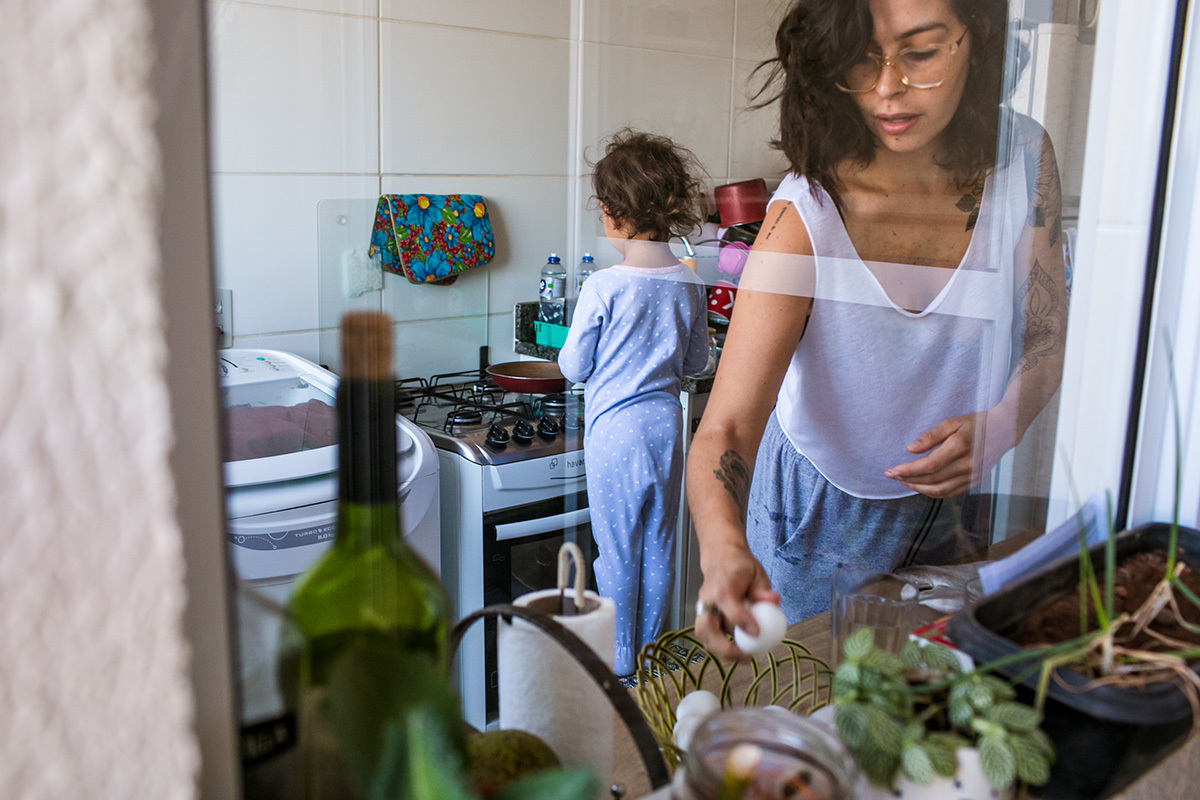 mãe pegando ovos para fazer o café da manhã