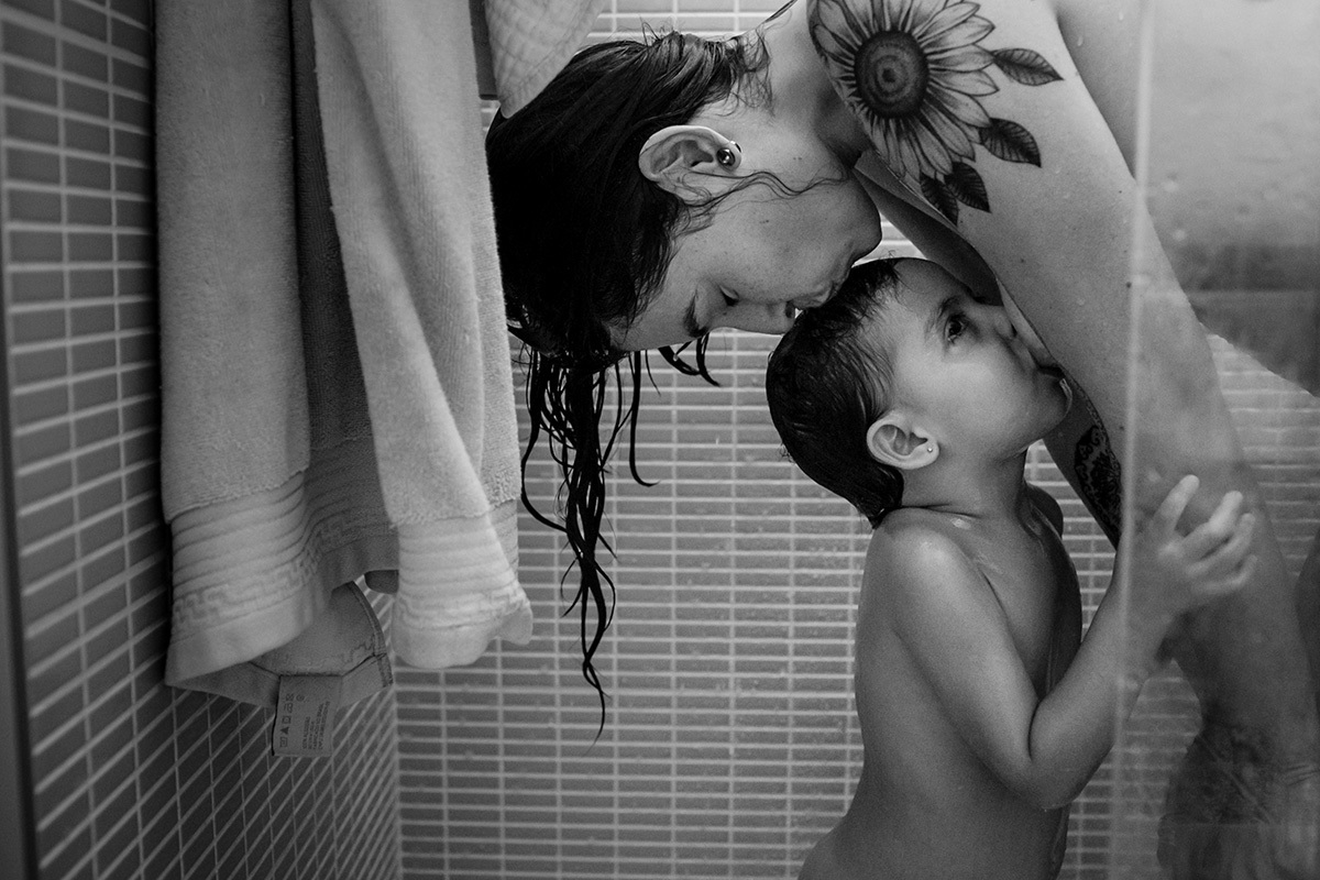 criança amamenta durante o banho, em foto de Adriana Costa