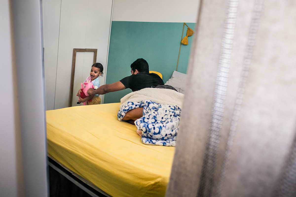 pai brincando de pegar sua filha