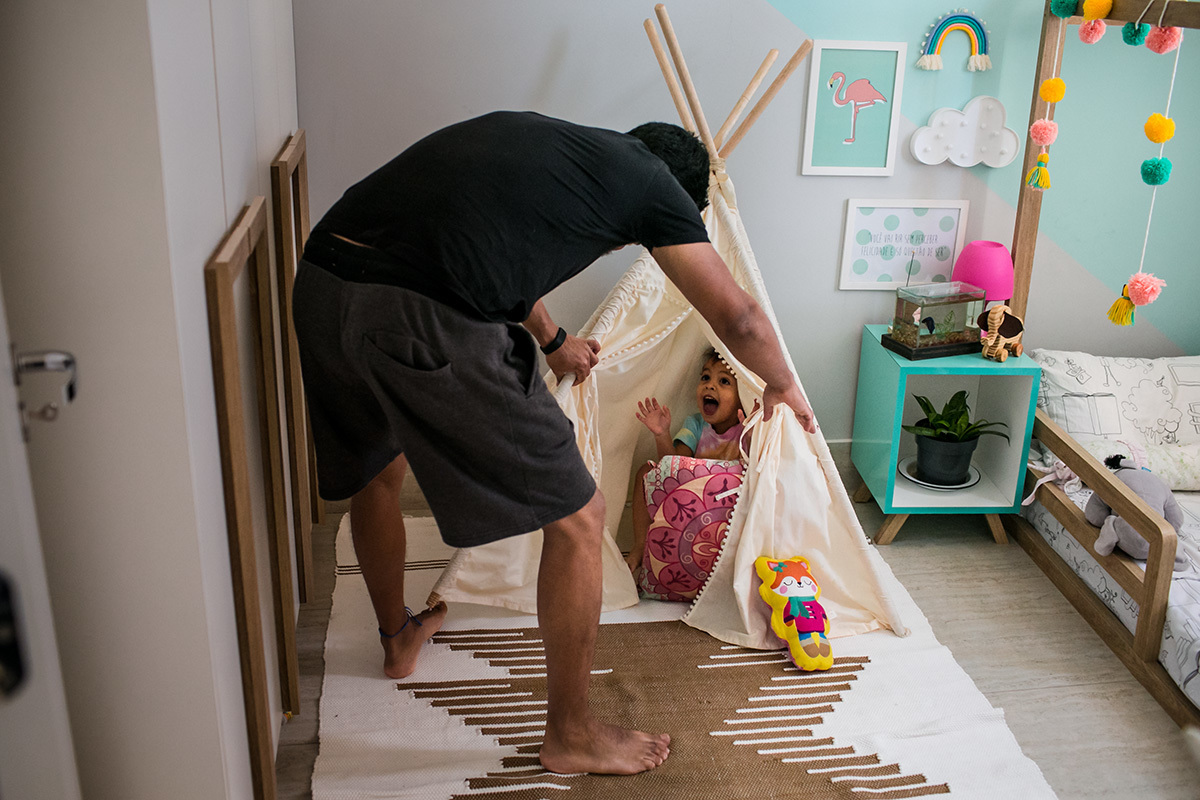 pai brincando de achar sua filha na cabana de tenda dela no quarto