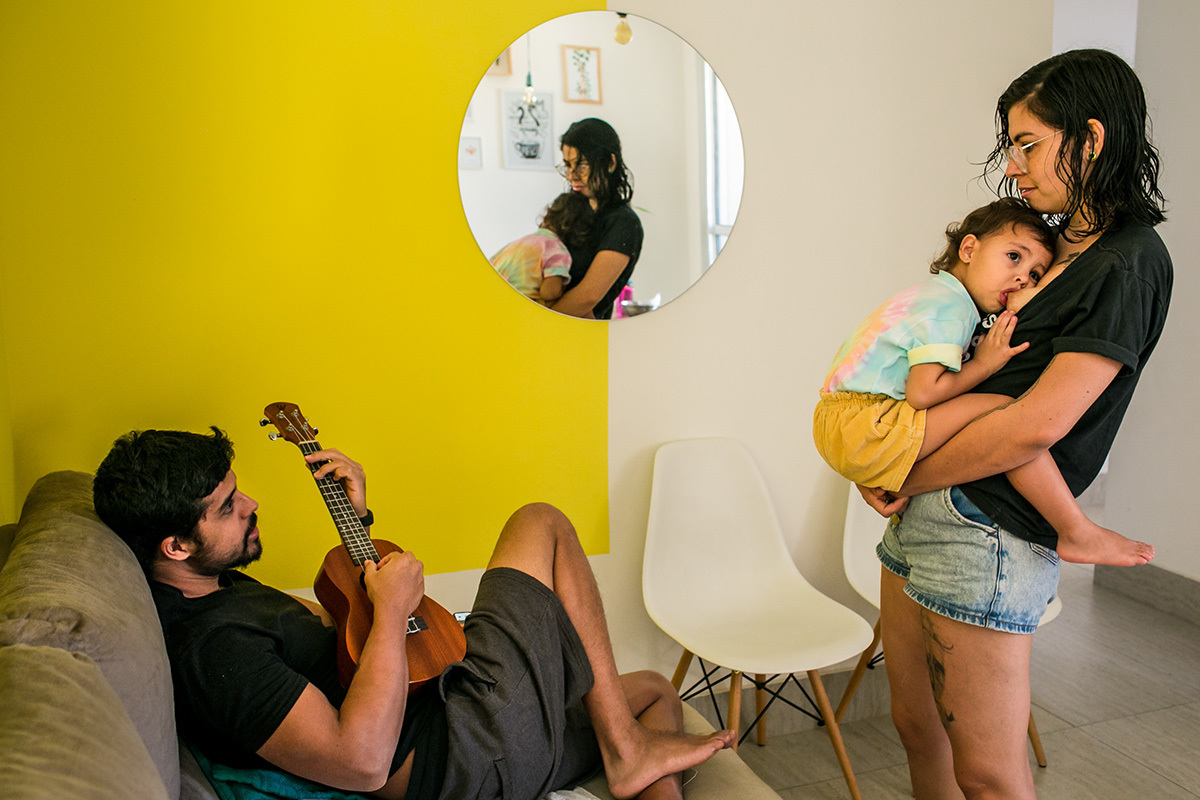 Adriana Costa documentou pai tocando ukulele enquanto a filha amamenta
