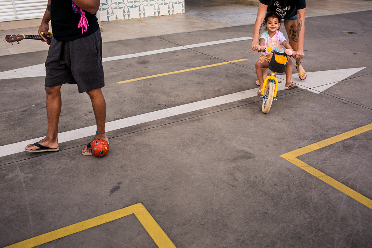 Adriana Costa registrou pais levando a filha para andar de bicicleta