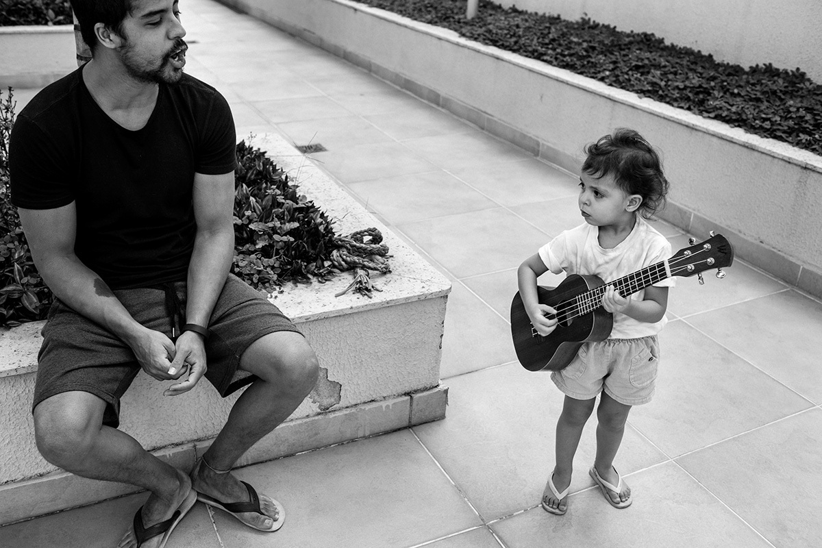 Adriana Costa fotografou menina de 3 anos tocando ukulele para o pai cantar