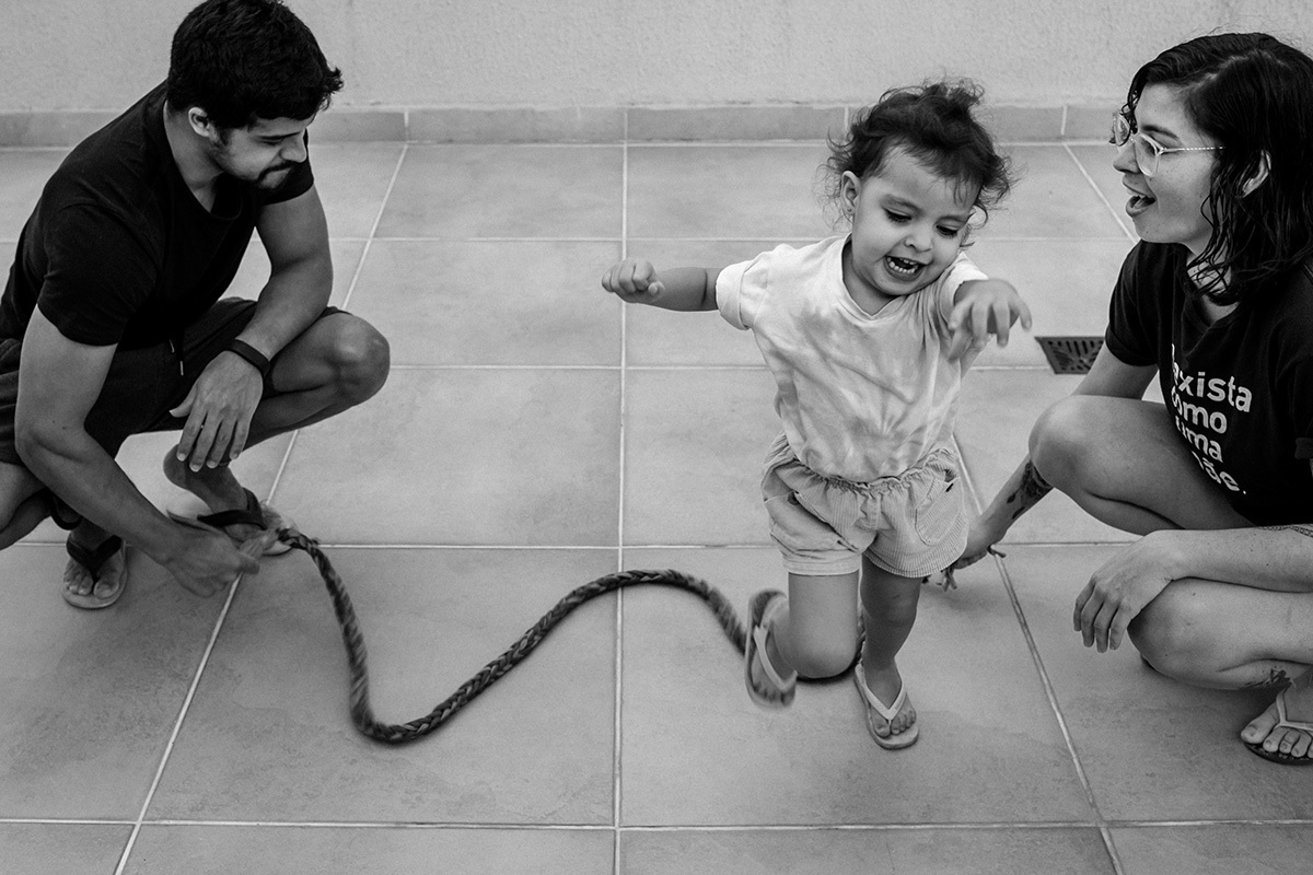 pais brincam de corda com a filha, por adrianacostafotos 