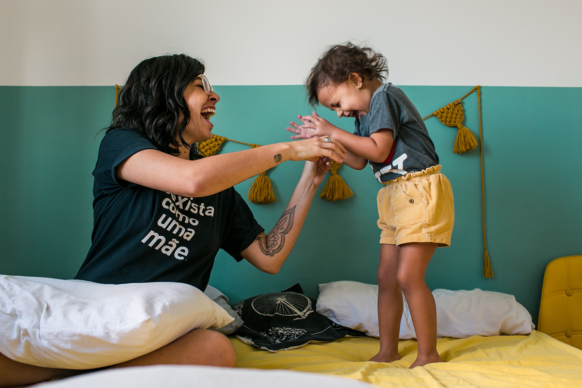 mãe brinca de fazer cocegas na filha