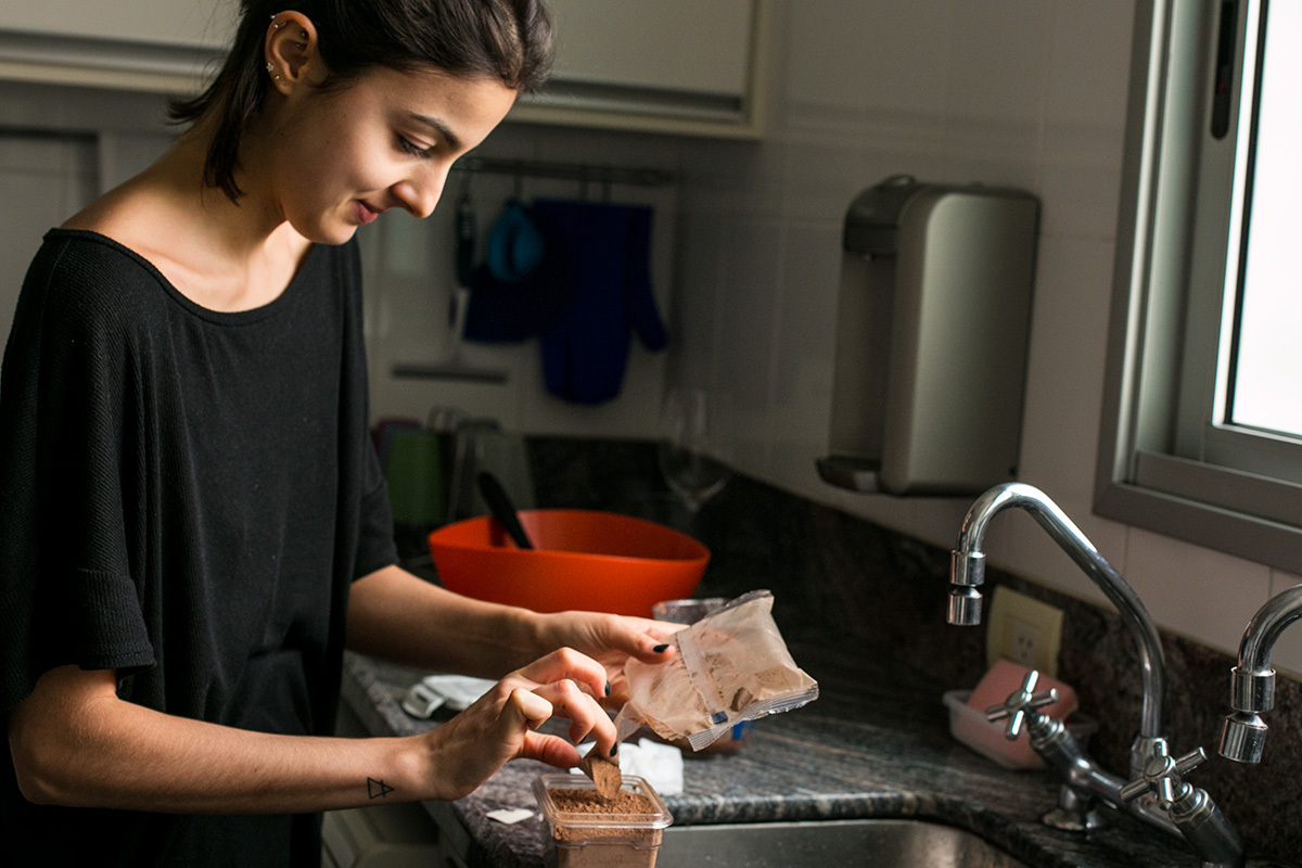 preparando o bolo para o aniversário que caiu na quarentena, por Adriana Costa