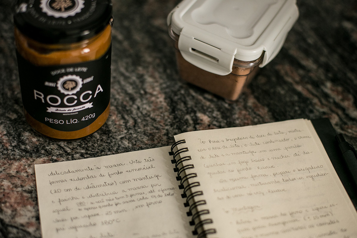 ingredientes para a preparação do recheio do bolo de aniversário 