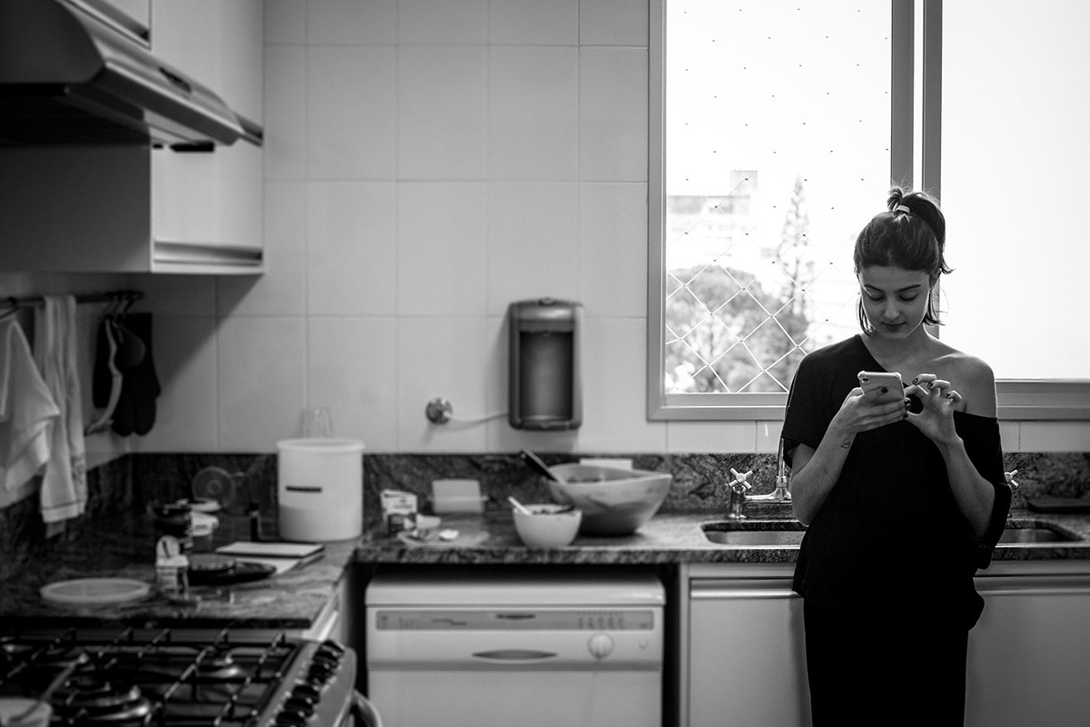 esperando a massa do bolo de aniversário assar