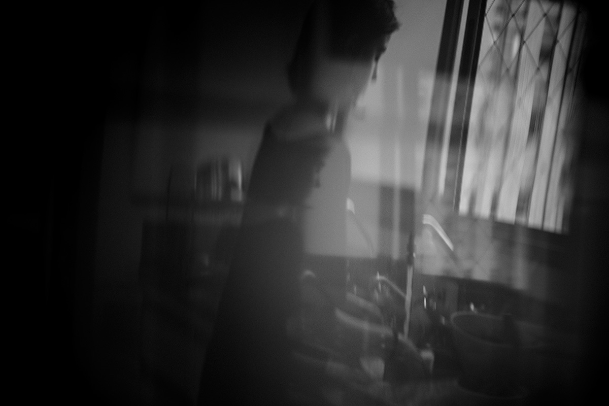 lavando utensílios usados na preparação do bolo de aniversário, por Adriana Costa