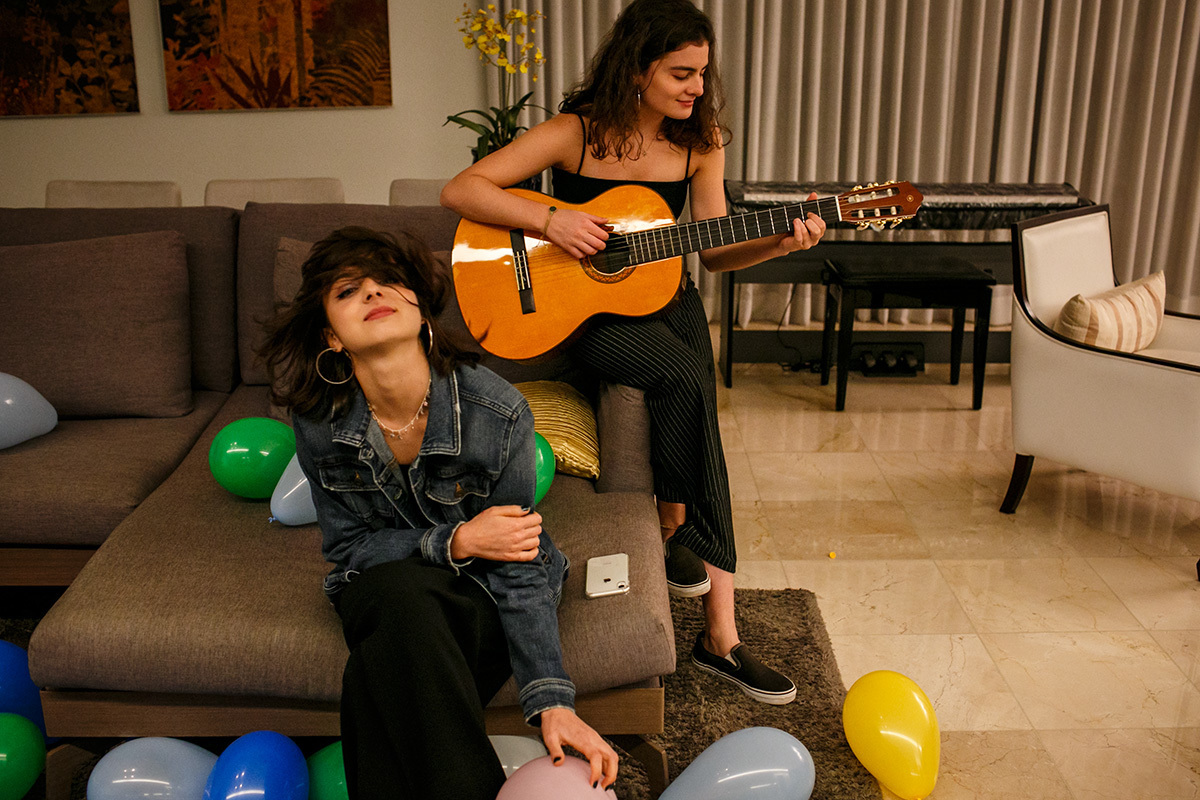 irmãs se divertindo durante a comemoração de aniversário que ocorreu no período da pandemia, por Adriana Costa