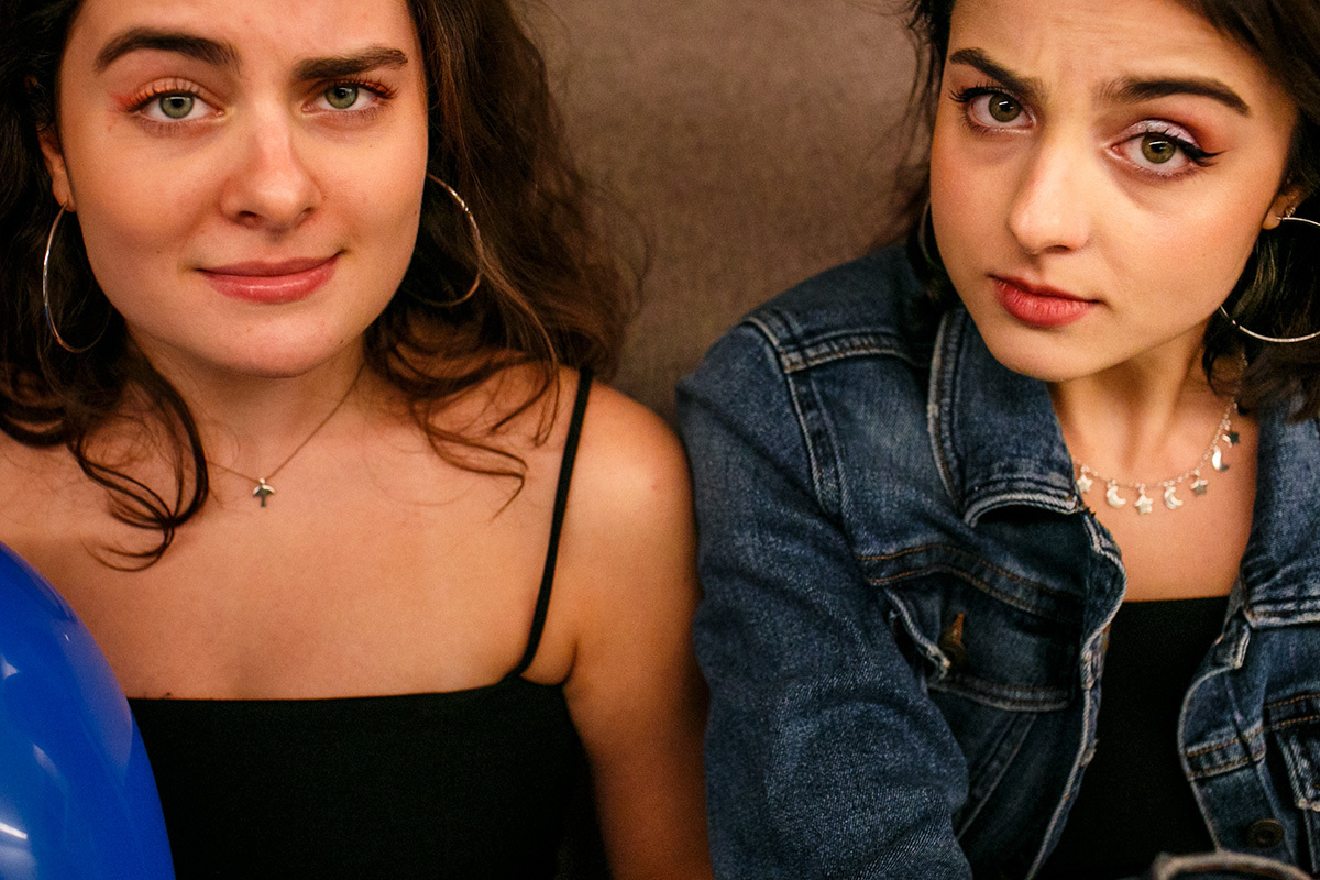 irmãs brincam de levantar apenas uma sobrancelha