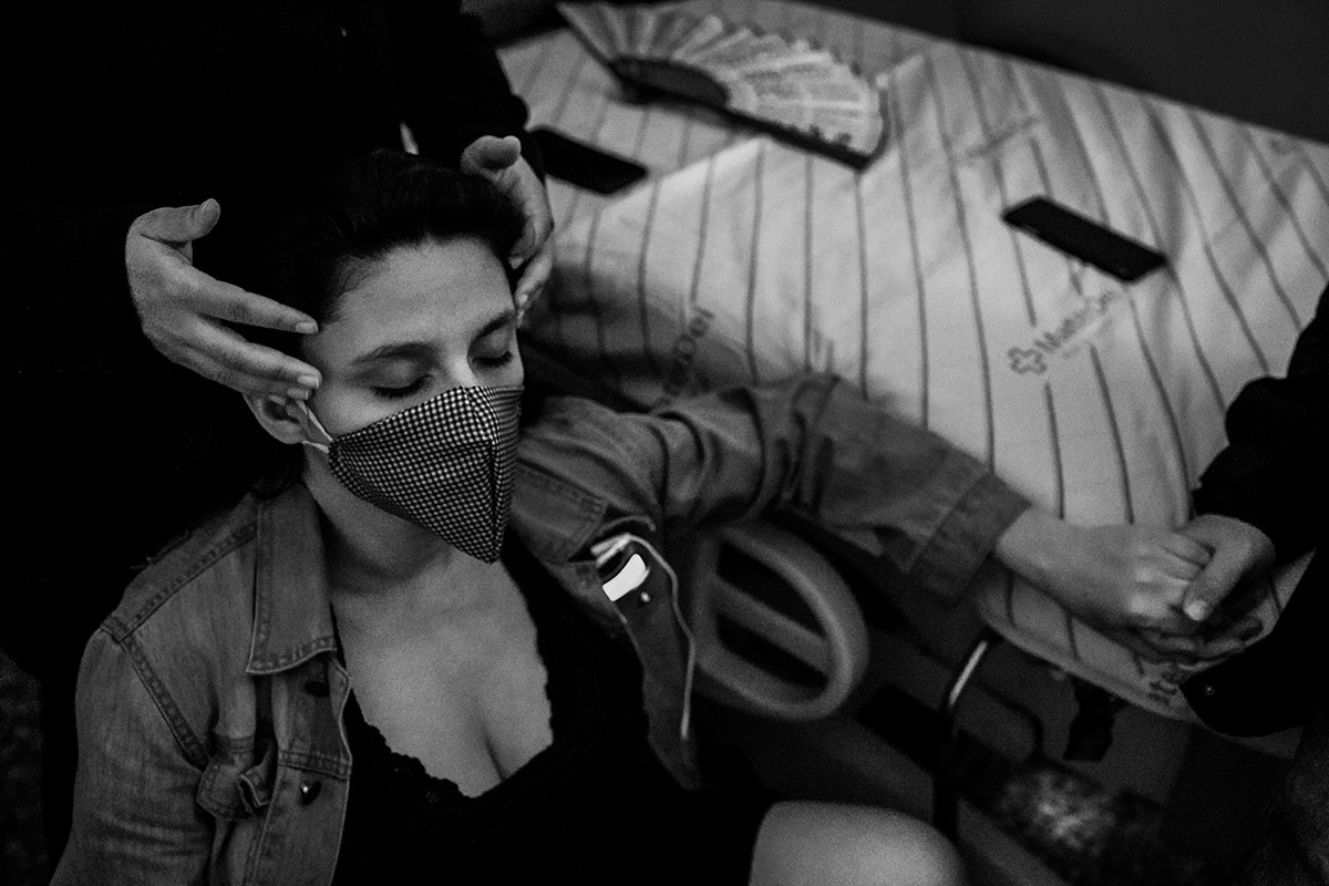 foto de Adriana Costa da mulher em trabalho de parto durante a quarentena