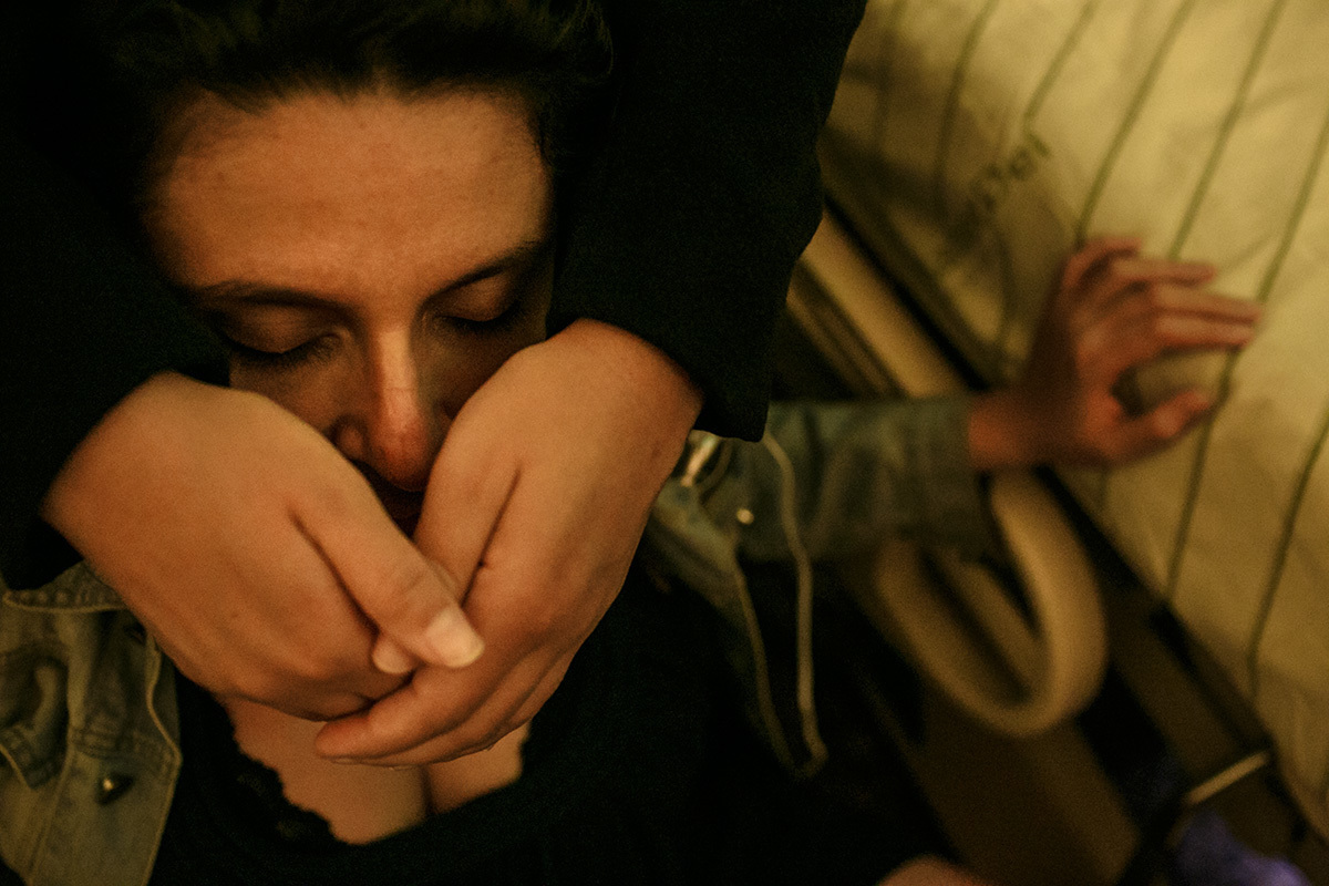 Doula oferecendo a mulher em trabalho de parto óleos essenciais que ajudam nesse processo, por adrianacostafotos