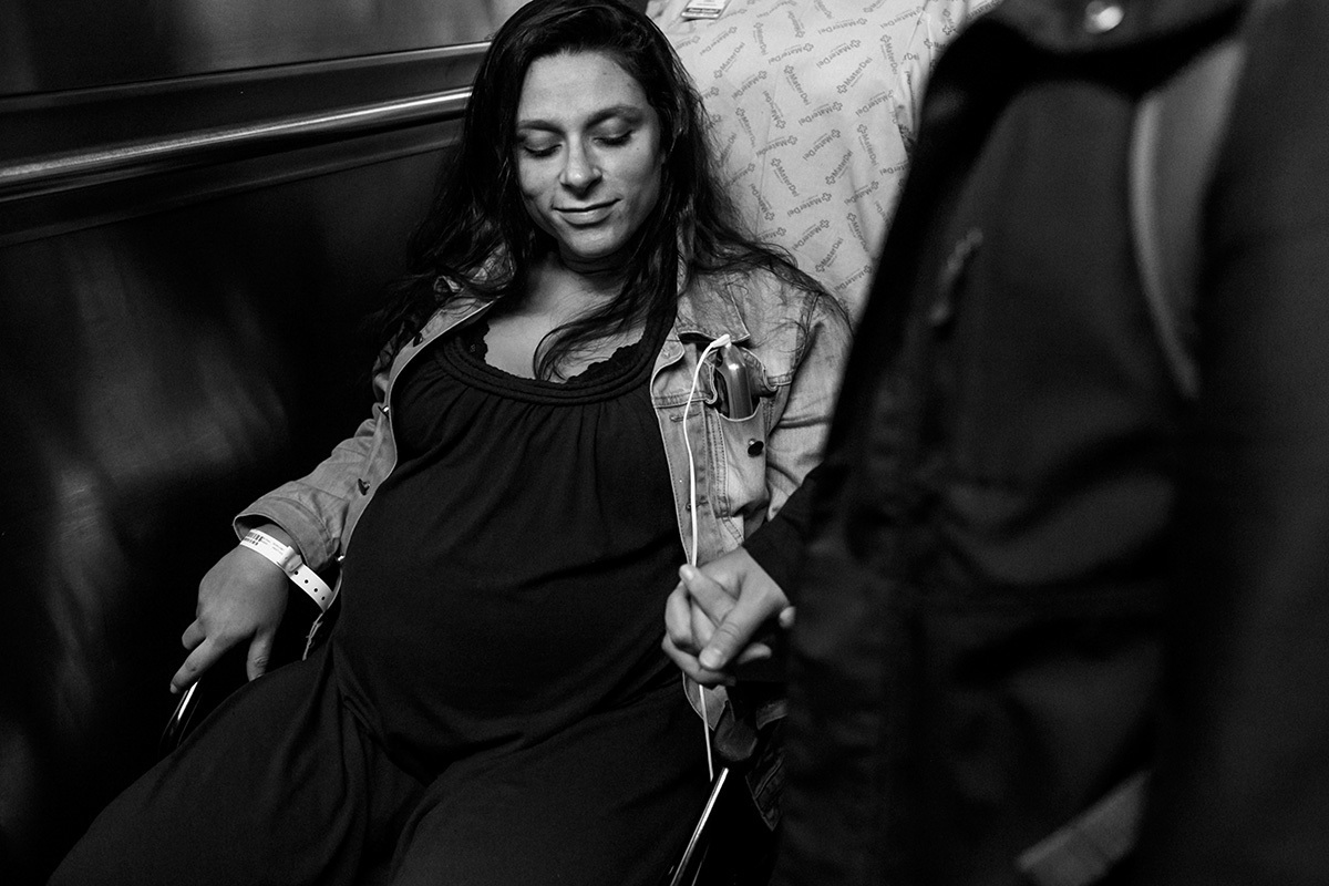 marido dando apoio a sua mulher  no elevador da maternidade no dia do parto