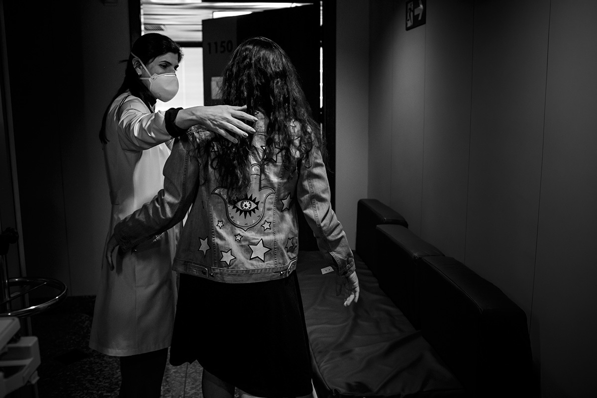 obstetra recebendo sua cliente na maternidade no dia do parto durante o período da pandemia 