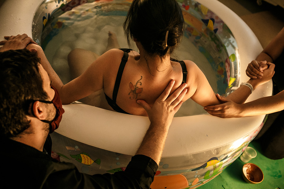 Adriana Costa Fotografou Doula e marido dando suporte a mulher em trabalho de parto na banheira da maternidade do Mater Dei, em BH