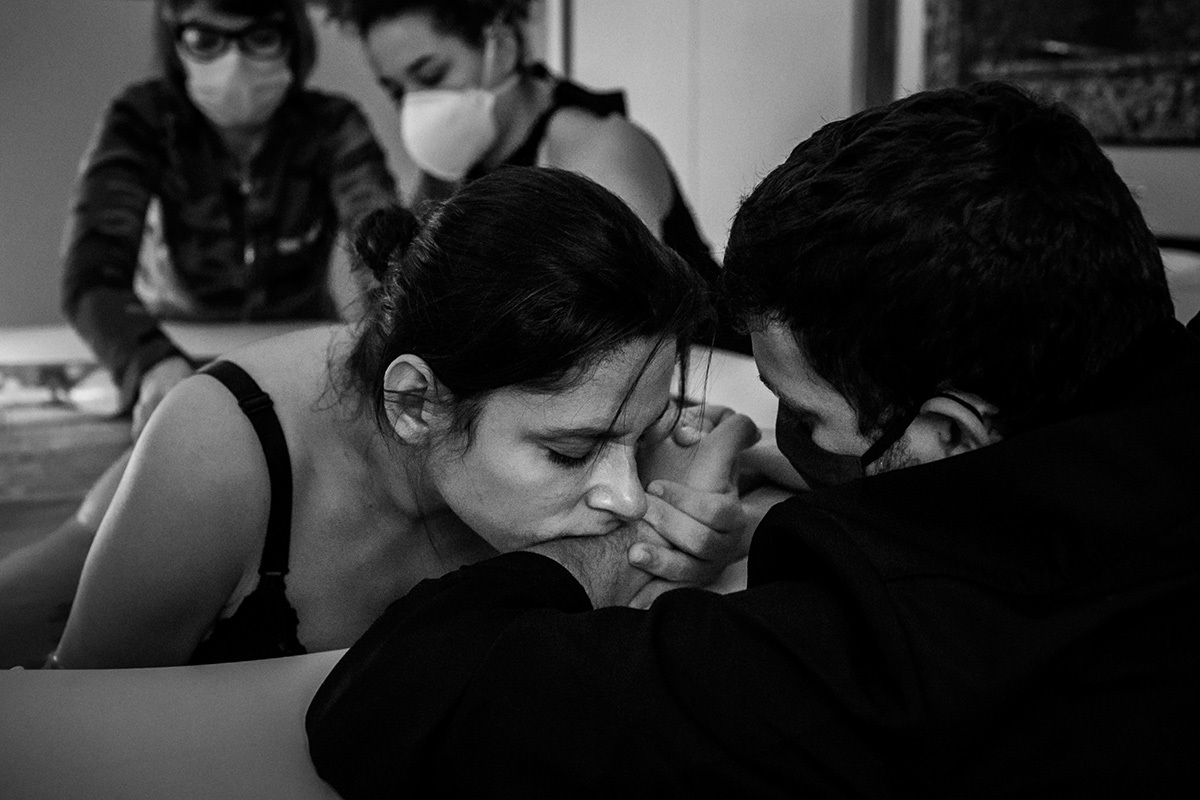 casal sendo assistido pela equipe do Instituto Nascer durante o trabalho de parto, por Adriana Costa