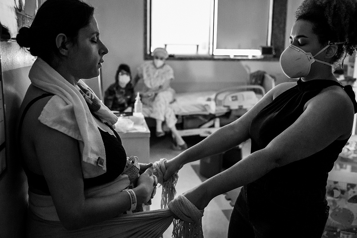 Adriana Costa documentou doula usando rebozo na parturiente para ajudar no trabalho de parto