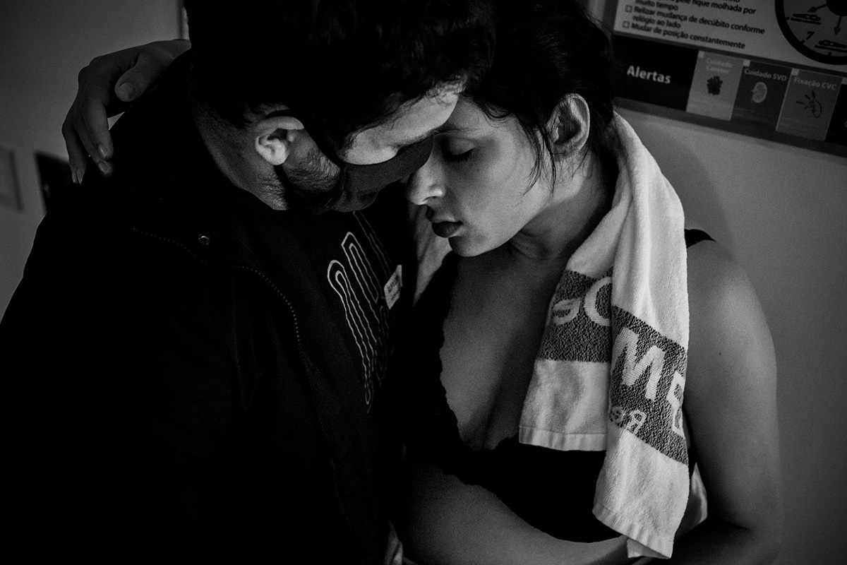 foto de Adriana Costa do marido apoiando sua mulher durante o trabalho de parto