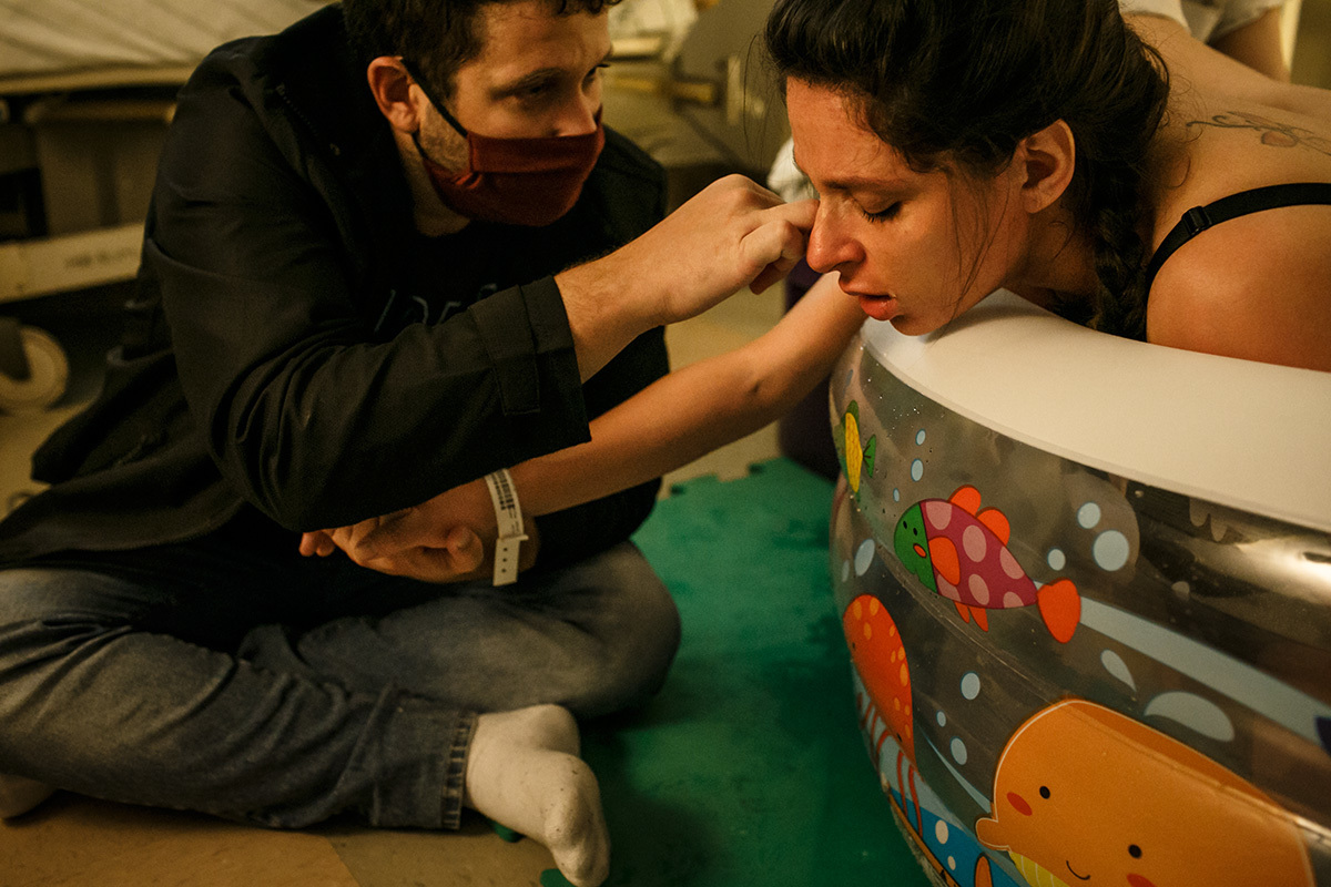 marido apoiando sua mulher durante trabalho de parto