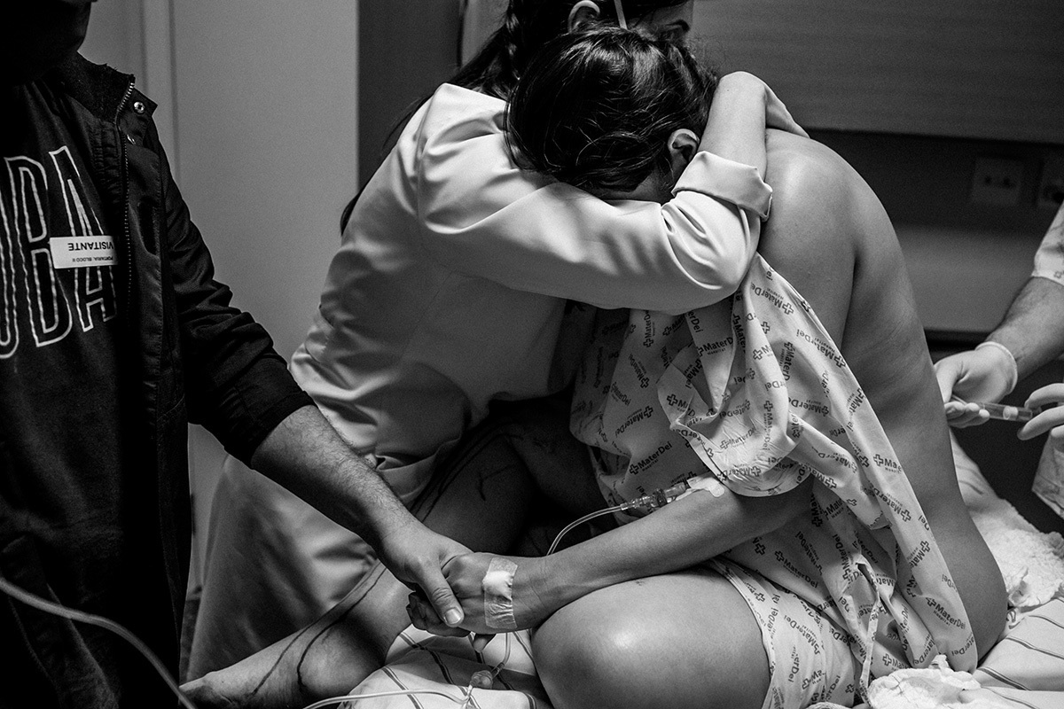 mulher recebendo anestesia durante um trabalho de parto