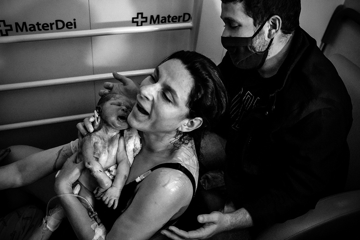 foto de Adriana Costa da mulher recebendo seu bebê nos braços durante um parto normal assistido pela equipe do Instituto Nascer