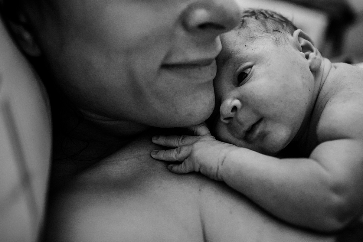 Adriana Costa fotografou bebê se acalmando no colo da mãe logo após o nascimento