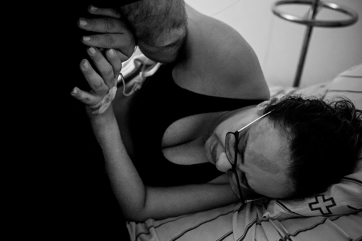 mulher no momento de contração no dia do parto 